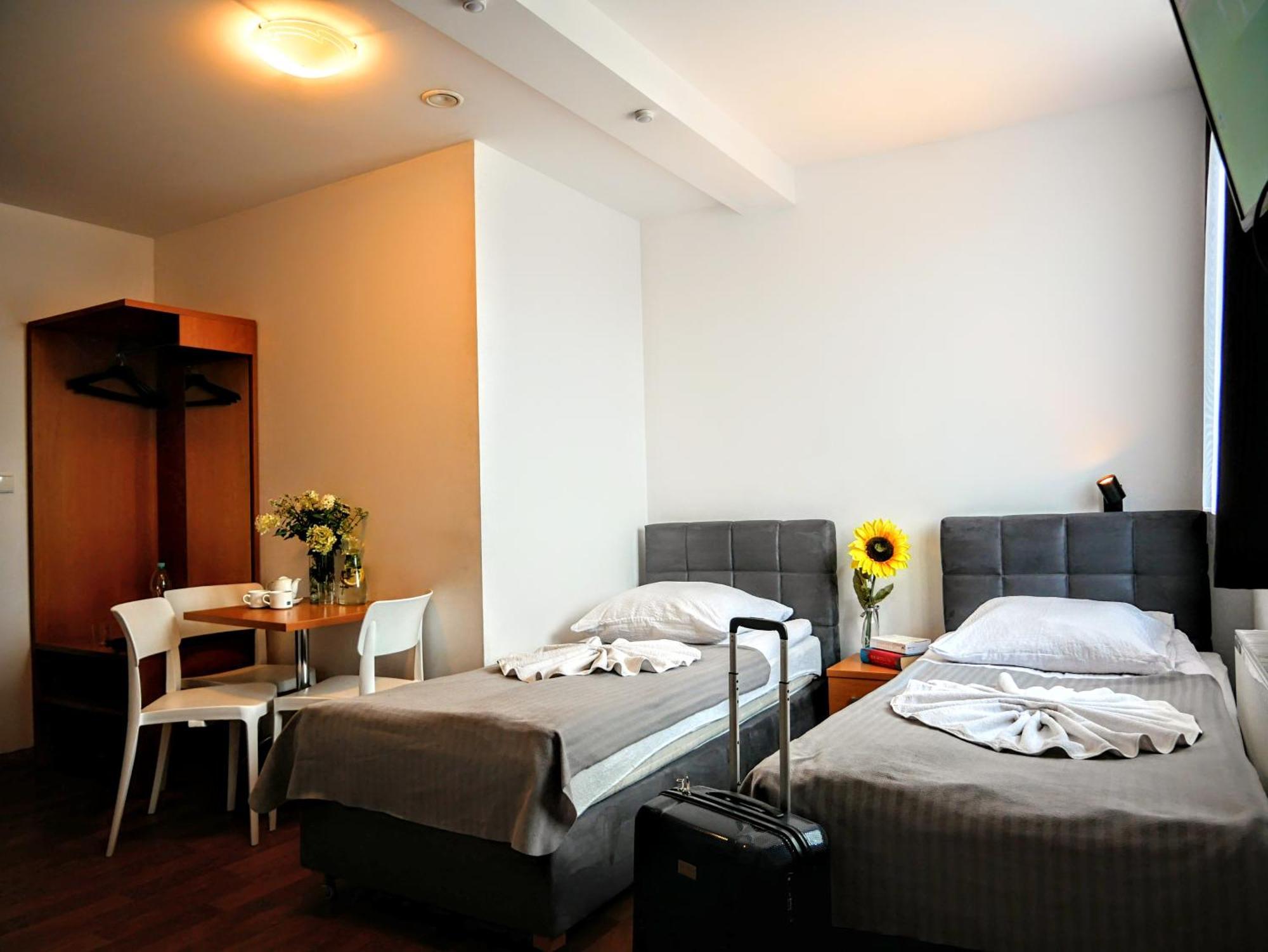 Hostel Evotel Зелонка Экстерьер фото